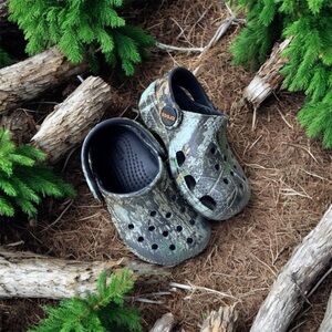CROCS Kids' Green Camo Water Shoes
